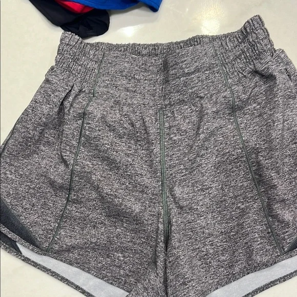 Lululemon Hotty Hot HR shorts 4” sz 4. Heather black - Picture 2 of 3
